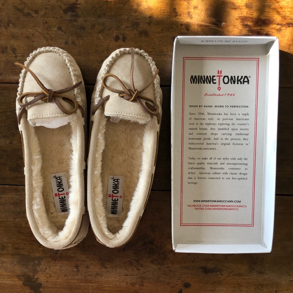 Minnetonka Cally Slippers in Stone